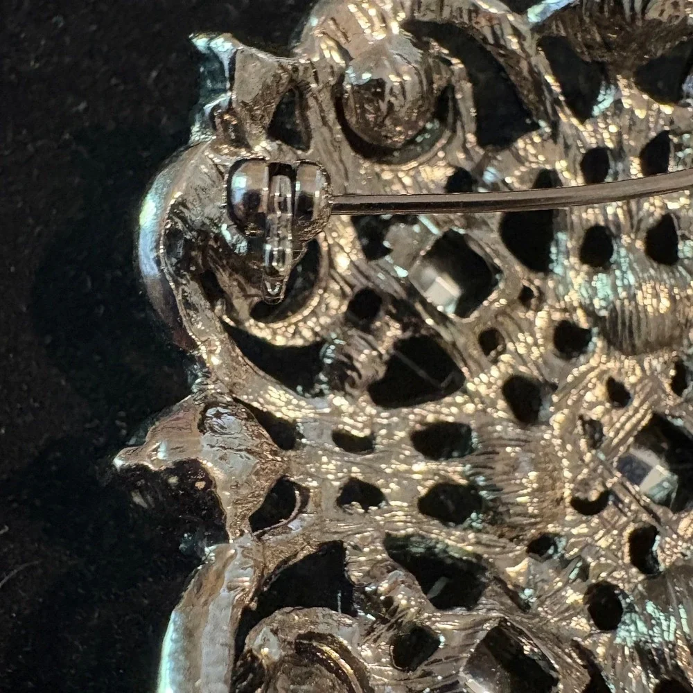 Vintage Style Filigree Rhinestone Crystal Brooch Pin Statement Silver‎ tone